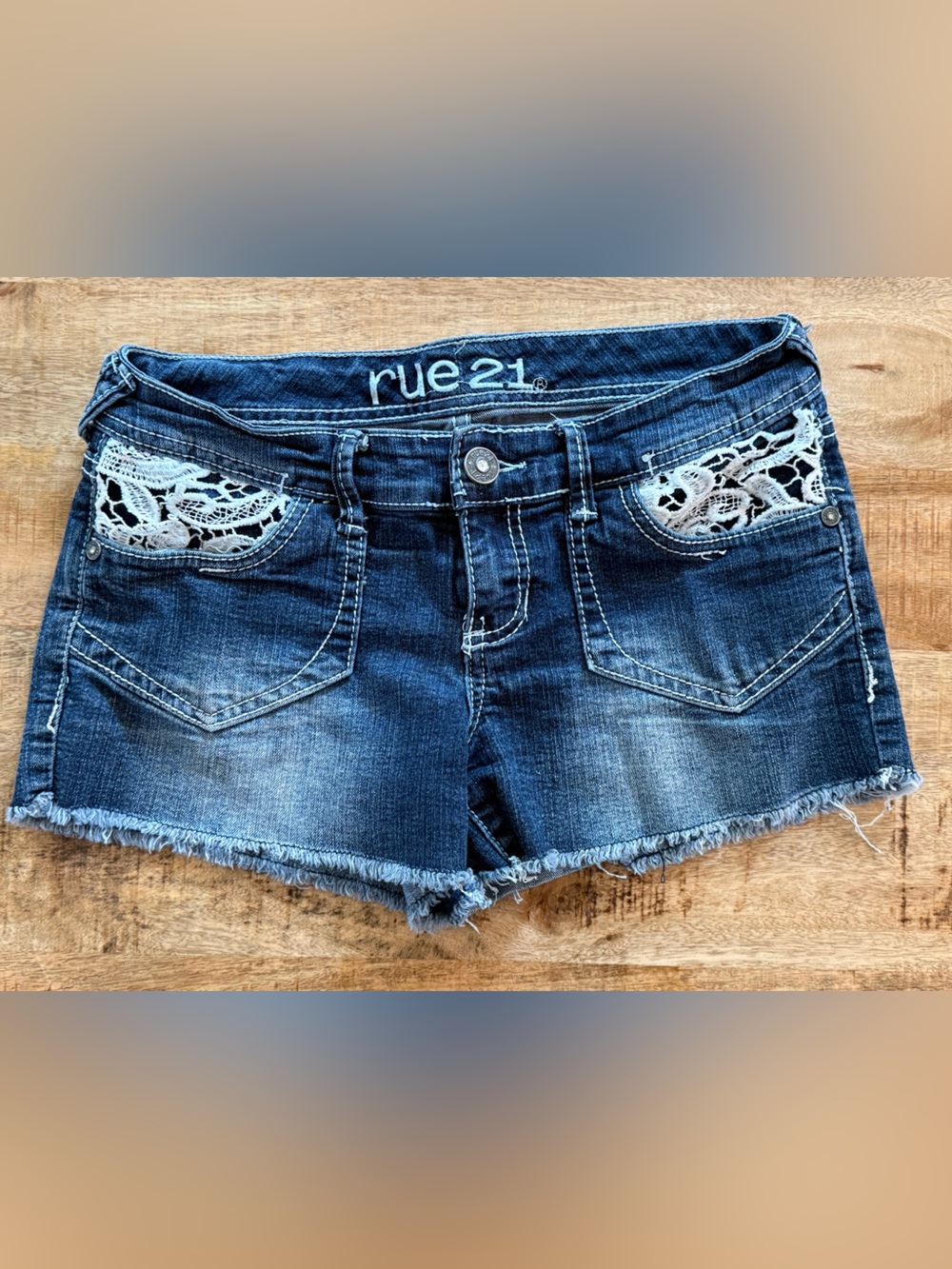 Rue21 Dark Wash Lace Pocket Denim Shorts Size 3/4
